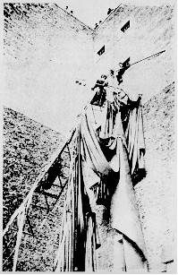 Santos-Dumont's crash landing on the Trocadero