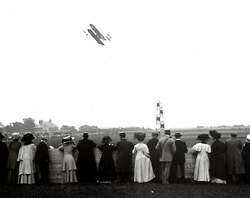 Charles Rolls flying at the 1910 Bournemouth International Aviation Meeting. Click for full size image